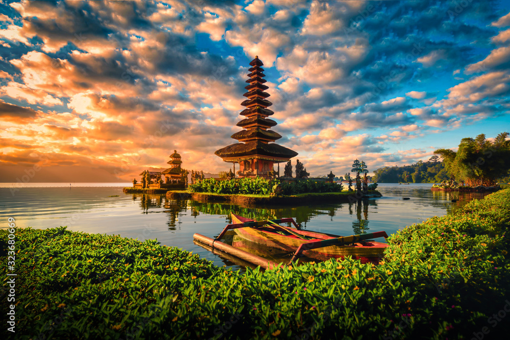 Pura Ulun Danu Bratan, Hindu temple with boat on Bratan lake landscape at sunrise in Bali, Indonesia. - obrazy, fototapety, plakaty 