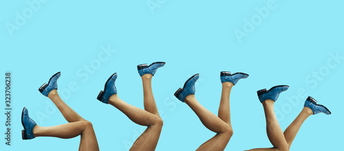 Dekoracja na wymiar  sexy-kobieta-nogi-zlote-rajstopy-i-buty-na-niebieskim-tle-kolaz-w-stylu-magazynu-pop