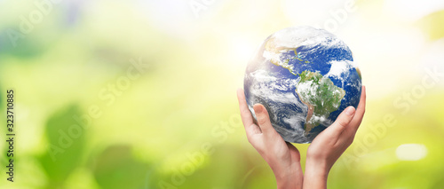 Fotografía Earth globe in family hands. World environment day