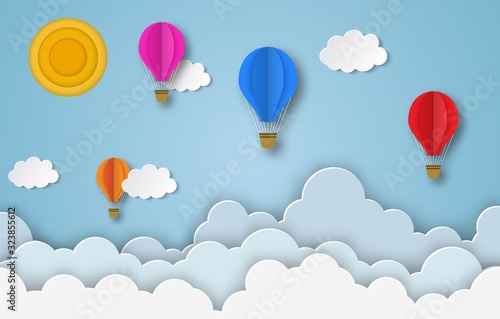 Plakat Balony  kolorowe-balony-na-ogrzane-powietrze-latajace-w-powietrzu-z-niebieskim-tle-pochmurnego-nieba-plakat-wyciety-z-papieru
