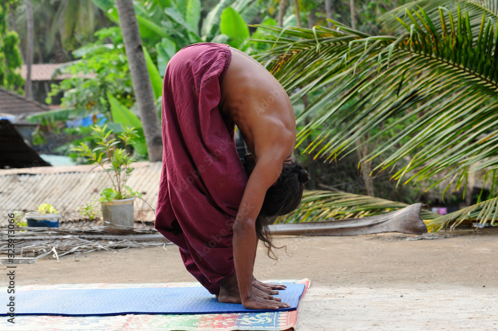 sonnengruss surya_namaskar yoga 스톡 사진 | Adobe Stock