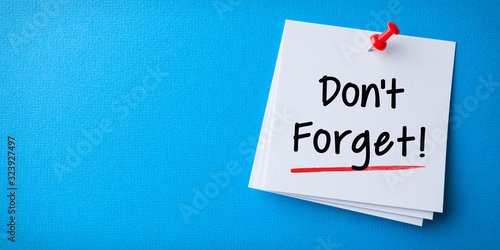Fotografía White Sticky Note With Don't Forget And Red Push Pin On Yellow Background