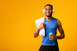 © Prostock-studio - Healthy afro sports guy holding bottle of mineral water