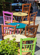 Kolorowe stoliki restauracyjne w Grecji