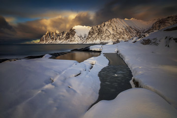 Wall Mural - tugeneset sunset snowy