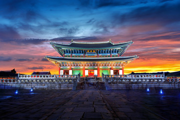 Wall Mural - Gyeongbokgung palace at twilight in Seoul, South Korea.