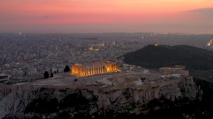 Fototapete - Der beleuchtete Parthenon Tempel auf der Akropolis in Athen, Griechenland, umgeben von der Altstadt bis hin zum Meer bei Sonnenuntergang