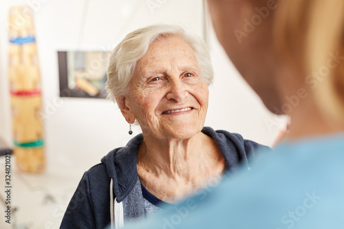 Fotografía Satisfied senior woman in rehab