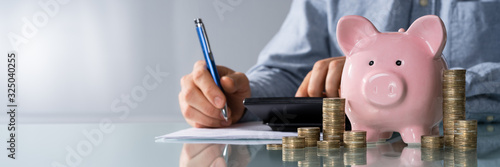 Fotomural Businessman Calculating Invoice On Desk