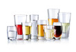 verschieden Gläser mit alokoholischen Getränken isoliert auf weiß