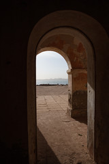 Historischer Torbogen auf Insel La Gorée im Gegenlicht