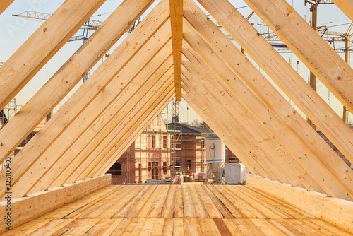 Fotomural Roof truss with wooden beams in a new building