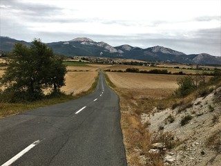 carretera zalduondo del pais vasco, con las montañas de fondo una tarde nublada 