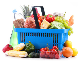Fototapete - Plastic shopping basket with assorted grocery products