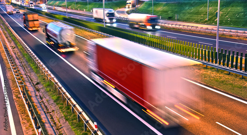 Fotografía Trucks on four lane controlled-access highway in Poland