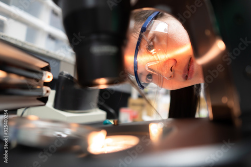 Fotografía Asian scientist working in the lab,Researchers are research to find the results of the experiment,doctors are testing bloods to prevent and destroy new strains of the coronavirus through microscopy