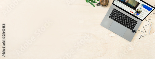 Cuadros en Lienzo Online education or training course concept top view
