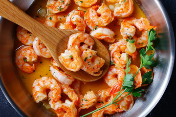 Poster - Italian shrimp scampi on a skillet, close-up