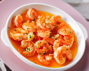 Poster - Garlic and butter shrimp scampi on a pink plate