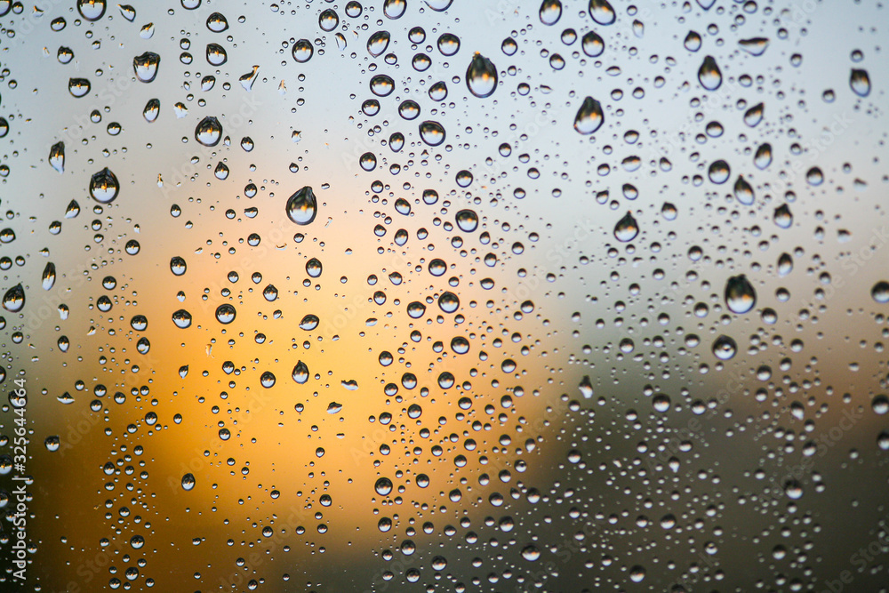Gouttes de pluie sur la vitre d'une fenêtre - obrazy, fototapety, plakaty 