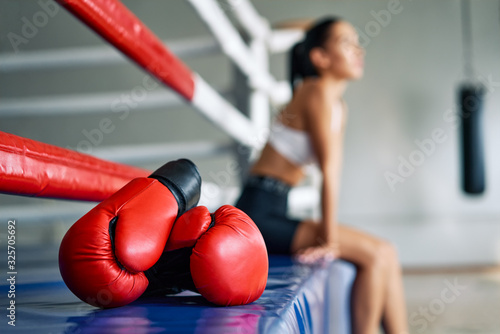 Fotografia Red boxing gloves on boxing ring in gym