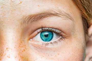 nahaufnahme eines weiblichen auges mit blauer iris