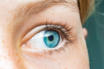 Wall Mural - Nahaufnahme eines weiblichen Auges mit blauer Iris