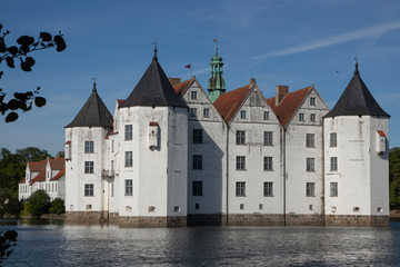 Wall Mural - beautiful water castle in Glücksburg