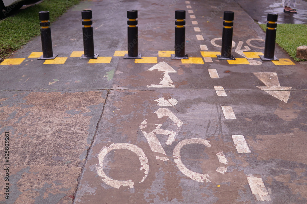 Restrictive posts between the pedestrian sidewalk and the road. poles ...