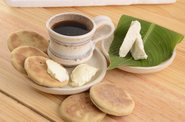 Wall Mural - arepa de trigo venezolana con queso cuajado y taza de café caliente