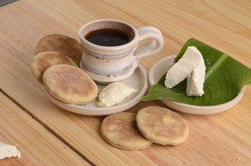 Wall Mural - arepa de trigo venezolana con queso cuajado y taza de café caliente