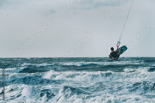 Plakaty Kitesurfing  kitesurfing-w-czasie-burzy-zima-z-ekstremalnymi-skokami-wzwyz