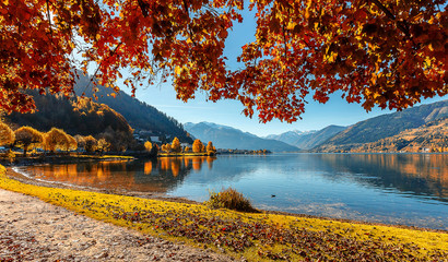 Papier Peint - A beautiful view from Lake Zell. Wonderful Autumn landscape in Alps with Zeller Lake in Zell am See, Salzburger Land, Austria. Natural background.