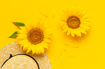 Fotomurales - Beautiful fresh sunflowers, straw hat on bright yellow background. Flat lay top view copy space. Autumn or summer Concept, harvest time, agriculture. Sunflower natural background. Flower card