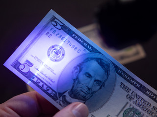 Conception: 5 Dollar Banknote in UV light