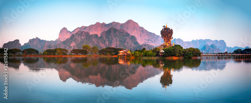 Fotografía Amazing Buddhist Pagoda in Hpa-An, Myanmar