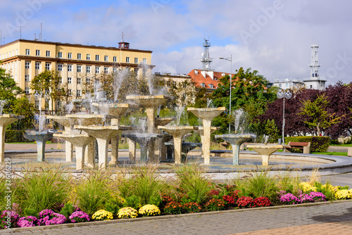 Dekoracja na wymiar  grod-gdyni-plac-miejski-z-fontannami-piekny-letni-widok-gdynia-polska