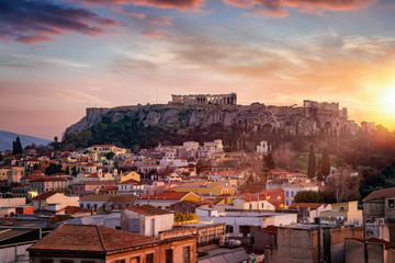 Fototapete - Die Altstadt Plaka und der Parthenon Tempel auf der Akropolis von Athen, Griechenland, bei Sonnenuntergang 