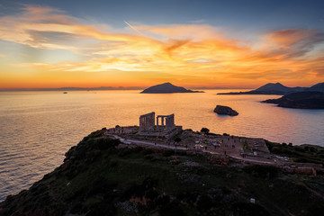 Wall Mural - Der Tempel des Poseidon in der Bucht von Kap Sounio bei Sonnenuntergang, Attika, Griechenland