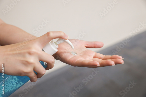 Cuadros en Lienzo Woman Hand Pump Alcohol Gel in order to Kill Germs