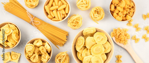 Fotografía Flat lay with different types of traditional italian pasta