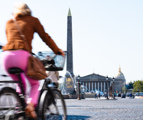 Canvas Print - A bicyclist at The Place de la Concorde, Paris