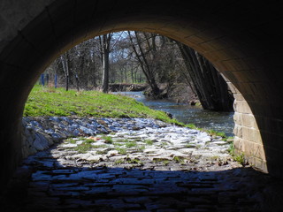 Brückenbogen an kleinem Fluss in Sachsen