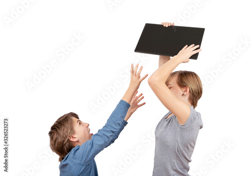 Fotografía Siblings fighting for the laptop
