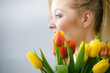 © Voyagerix - Woman holding bouquet of tulips flowers
