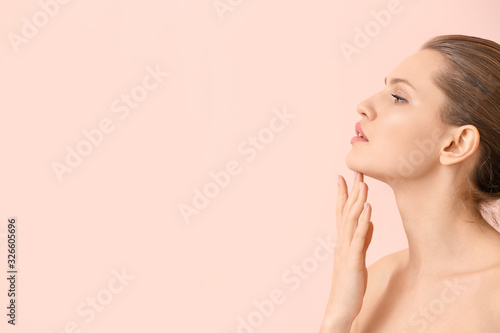 Cuadros en Lienzo Beautiful young woman on color background