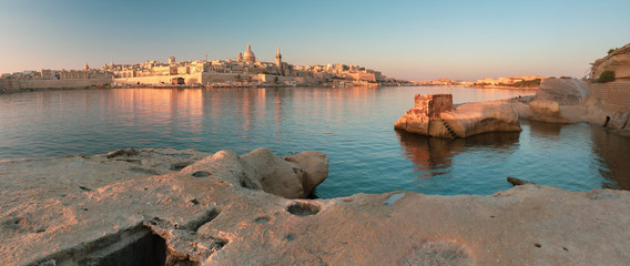 Fototapete - Panorama of Valletta with Our Lady of Mount Carmel church and St. Paul's Anglican Pro-Cathedral at sunrise as seen from Sliema, Valletta, Malta
