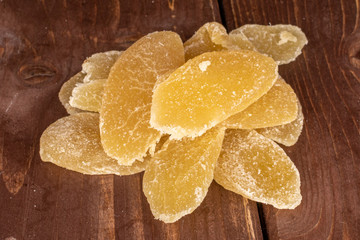 Canvas Print - Lot of slices of dried yellow pineapple on brown wood