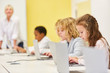 © Robert Kneschke - Kinder am Laptop in einer Computer Klasse