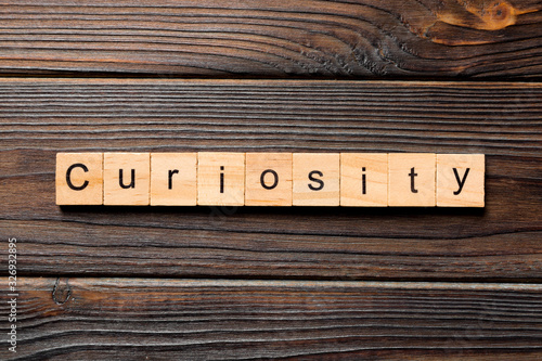 Fotomural curiosity word written on wood block